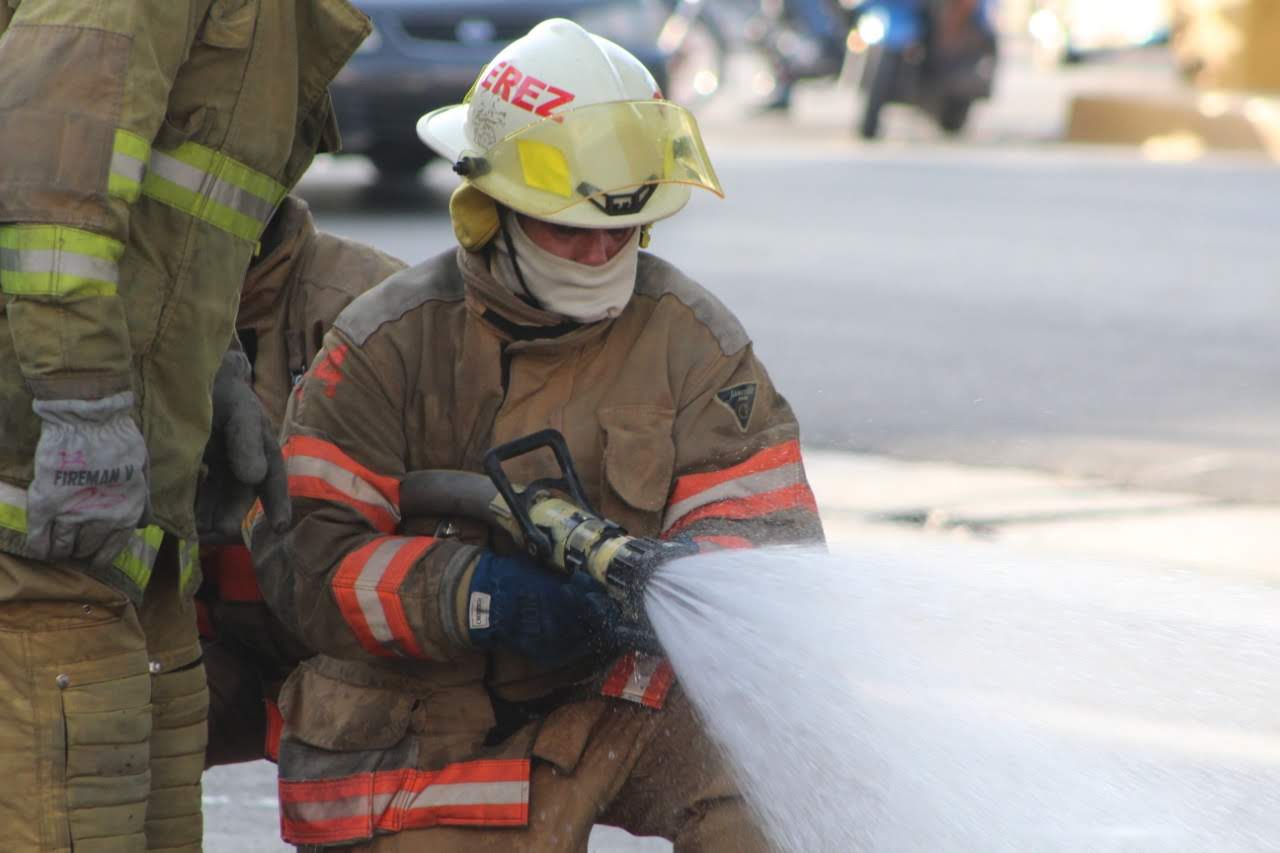 Bombero de Santiago operando una manguera durante una respuesta